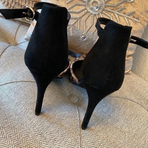 Like new🖤🖤Animal Print Heels Memory Foam Sole - Picture 5 of 11
